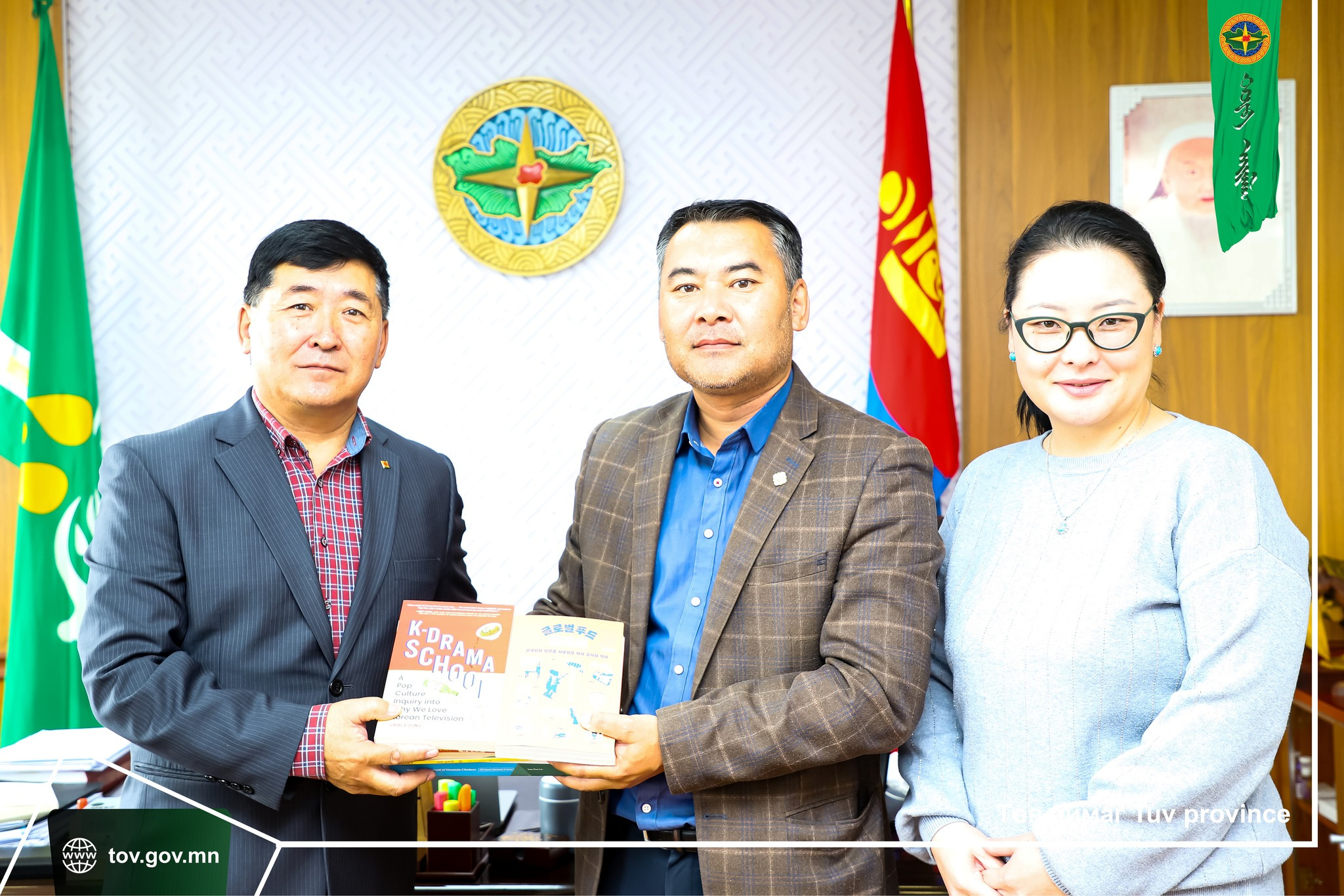 Төв аймгийн Нийтийн номын сан солонгос хэл суралцагчдад зориулсан номоор баяжилт хийлээ